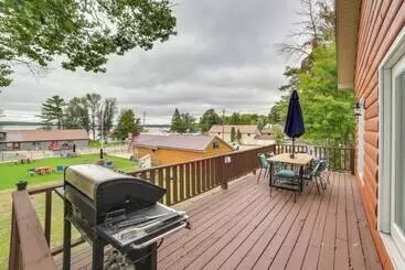 Mökkimajoitus Charming Curtis House: Large Deck W/ Lake View!