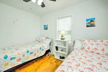 بيت ريفى Coastal Escape: Bayfront Home W/ Dock & Views