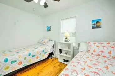 Mökkimajoitus Coastal Escape: Bayfront Home W/ Dock & Views