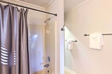 コテージ Highlands Home W/ Fireplace, Views, & Trails!