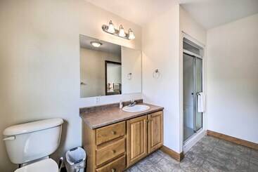 קוטג'' Spacious Bristol House W/ Deck & Harbor Views!