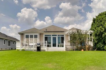 קוטג'' Sunny Lewes Home W/ Sunroom, Deck & Pond View