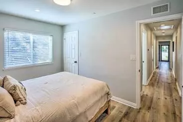 Mökkimajoitus Sunny Orange County Abode W/ Fire Pit & Backyard!