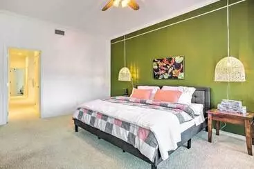 コテージ Beautiful Montgomery Home W/ Lakefront Deck!