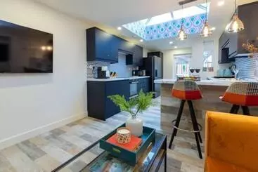 اقامتگاه All Ensuite,smarttvs,garden,20 Mins To Nec,parking