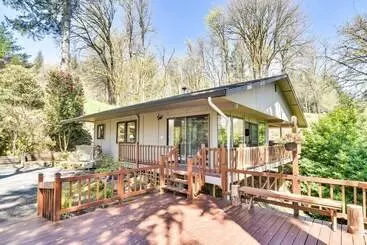 Mökkimajoitus Riverfront Woodland Cabin: Wooded & Forested Views