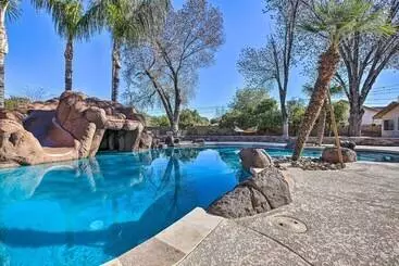 コテージ Spacious Glendale Home W/ Outdoor Kitchen!