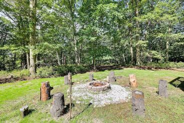 Сельский дом Spacious Home W/ Pool Table & Deck   Near Casino!