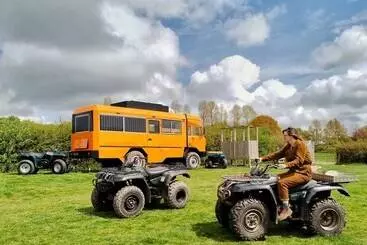 Mökkimajoitus Vintage All Terrain Italian Army Truck