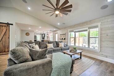 Dom wiejski Gorgeous Cabin W/ Pergolas, Walk To River!