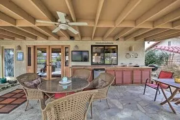 Mökkimajoitus Indio Escape W/ Fire Pit & Resort Amenities!