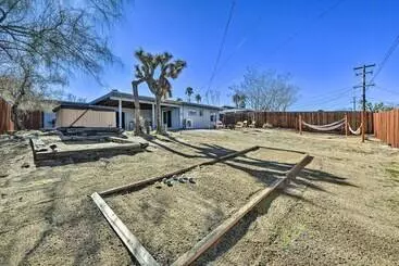 Mökkimajoitus Joshua Tree Vacation Home W/ Private Hot Tub!