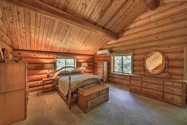 コテージ Large Cabin W/ Fire Pit + Grill On 34 Acres!