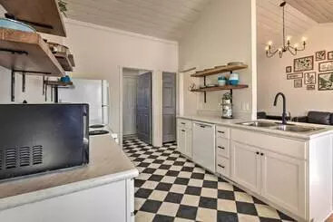 Peaceful Cottage In The Heart Of Amish Country!