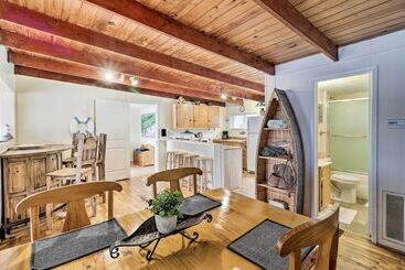 بيت ريفى Riverfront Deck + Fire Pit: Hot Springs Retreat!