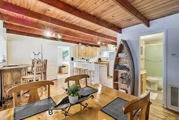 Mökkimajoitus Riverfront Deck + Fire Pit: Hot Springs Retreat!