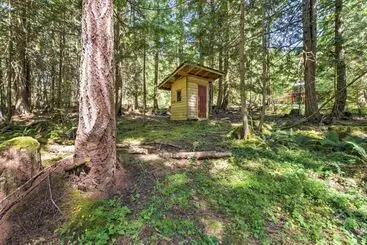 Mökkimajoitus Rustic Sequim Cabin W/ Fire Pit & Forested Views!