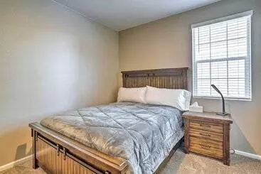 Mökkimajoitus 10 Mi To Dia: Spacious Aurora House W/ Yard!