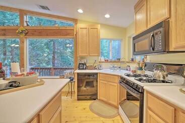 茅舍 Walk To Big Trees State Park: Cabin W/ Deck!