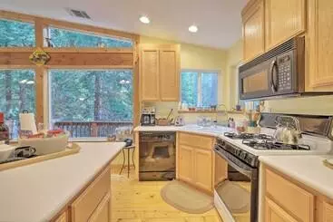 Mökkimajoitus Walk To Big Trees State Park: Cabin W/ Deck!