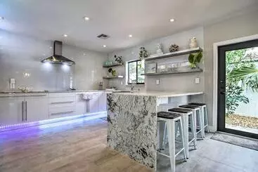 کلبه Upscale Home W/ Hot Tub: Walking Distance To Beach