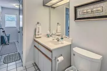 Mökkimajoitus Waterfront Home W/ Dock, Kayaks, Pool + More!