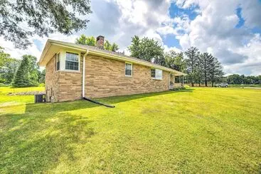 Mökkimajoitus Bloomington Family Home   Private Deck & Yard