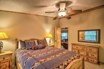 Mökkimajoitus Broken Bow Oasis: Hot Tub, Fire Pit & Patio