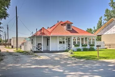 Charming Choteau Cottage: Ski & Fish Nearby!