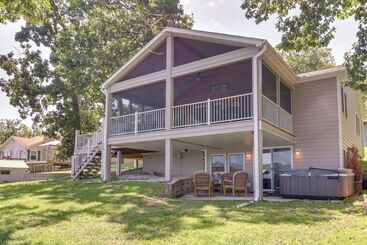 Casa Rural Dock & Hot Tub: Lakefront Camdenton Haven!