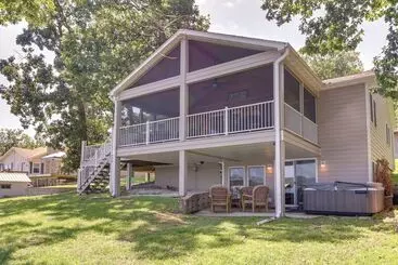 Mökkimajoitus Dock & Hot Tub: Lakefront Camdenton Haven!