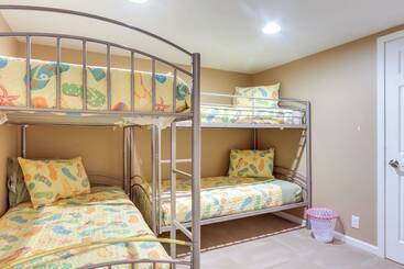 بيت ريفى Dock & Hot Tub: Lakefront Camdenton Haven!