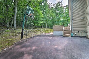 קוטג'' East Stroudsburg Hideaway W/ 2 Community Pools!