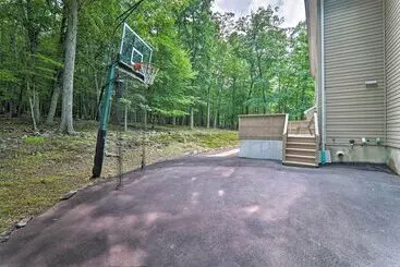 コテージ East Stroudsburg Hideaway W/ 2 Community Pools!