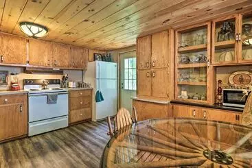 Mökkimajoitus Mtn View Warne Cabin: Hot Tub, Wine Cabinet!