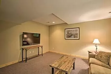 Mökkimajoitus Quiet Cabin W/ Hot Tub ~ 15 Mi To State Parks!