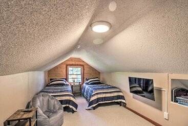 بيت ريفى Retreat W/ Lake Access & Private Boat Dock!