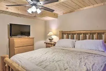 Mökkimajoitus Secluded Traverse City Retreat: 11 Mi To Downtown!