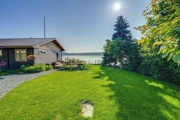 کلبه Similk Bay Retreat With Deck, Fire Pit + Hot Tub!