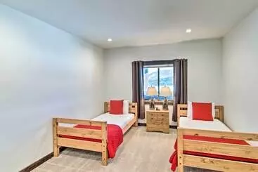 Mökkimajoitus Spacious Big Sky Cabin W/ Hot Tub & Grill!