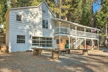 Mökkimajoitus Strawberry Hill Cabin  5 Mi To Skiing And Lake