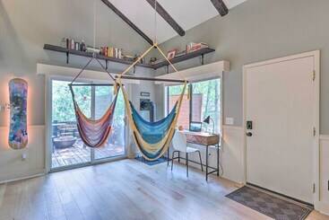 コテージ Top Shelf Home W/ Deck: 1 Mi To Ski Slopes!