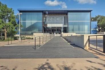 Hus på landet Ideally Located  Austin Oasis  W/ Pool & Hot Tub!