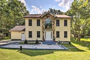 کلبه Pocono Summit Family Paradise W/ Yard & Game Room!