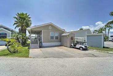Landhus Deck & Pool Access: Long Island Village Escape!