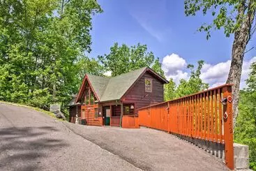 Mökkimajoitus Pigeon Forge Cabin: Sauna, Saltwater Pool & Views!