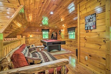 茅舍 Pigeon Forge Cabin: Sauna, Saltwater Pool & Views!