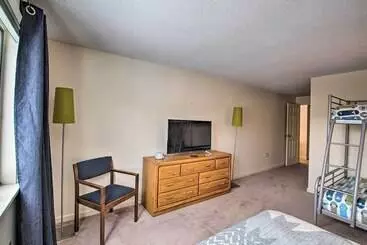 Mökkimajoitus Spacious Ski In/out Black Mountain Home W/ Deck!