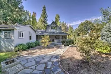 Mökkimajoitus Near Dtwn & Pioneer Park: Home W/ Furnished Patio