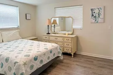 Mökkimajoitus Quiet Venice Retreat With Private Lanai & Pool!